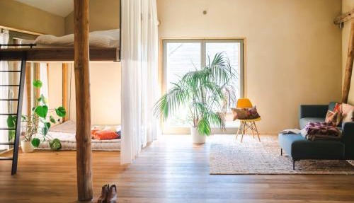 Weiträumiges, helles Studio mit Naturblick in Rognitz