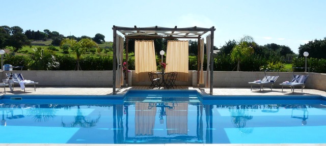 WONDERFUL COUNTRY VILLA WITH PRIVATE POOL AND LARGE GARDEN in Santa Croce Camerina