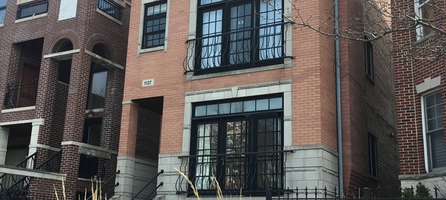 Wrigleyville Condo, Sleeps 10, 1/2 block from Wrigley Field in Chicago