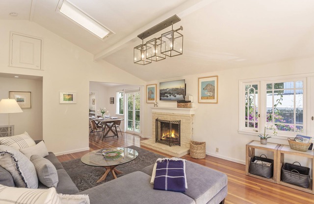 3861 Live, Love, Bark - Cozy Cottage with Hot Tub in Carmel