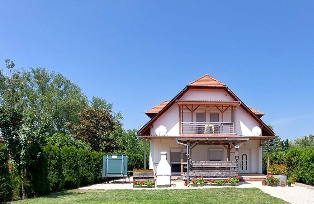 Ferienwohnung Balatonmáriafürdõ Für Personen 