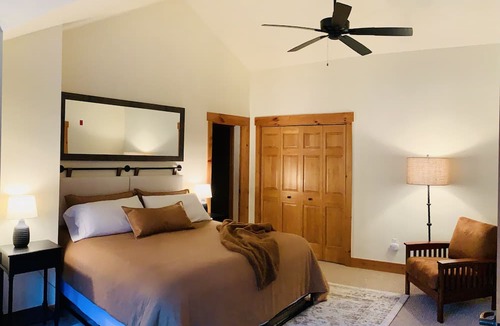 Keystone House | Beautiful Ski Retreat, 3 Min. Walk to the Shuttle, Hot Tub Access, Laundry