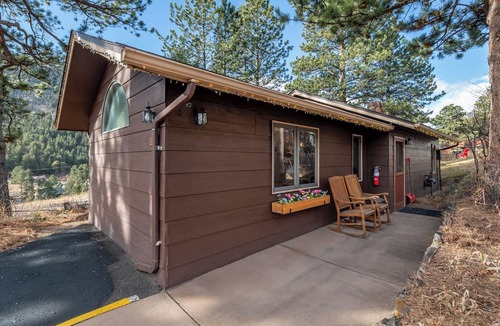 Estes Park Cabin | Spacious 1-bedroom cabin with king bed in Estes Park close to RMNP!