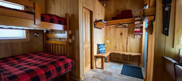 Beautiful brand new cabin one minute from Sugarbush Resort in Warren
