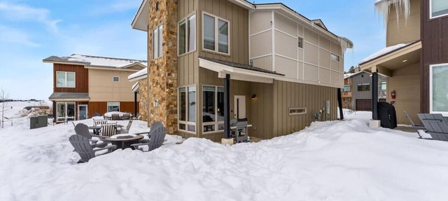 Ski-In/Ski-Out, 3BD/3BA, 2 Story w/Garage, by Pool in Granby