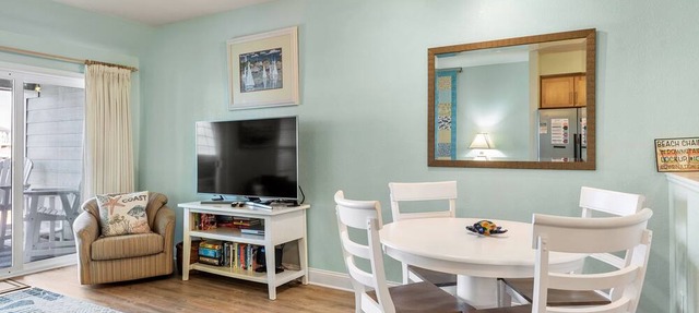 Simplicity: Oceanfront, Pool, Beach Access in Kill Devil Hills