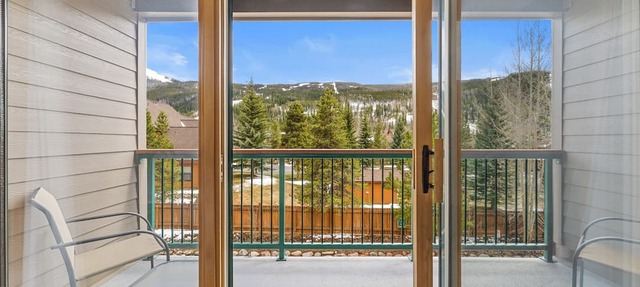 Ideally Located, Spacious Condo w/Mountain Views from 2 Private Balconies! in Keystone