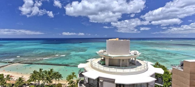 Luxurious Ocean View 2-bed/2-bath condo with Pool, FREE Valet Parking & Wi-Fi in Honolulu