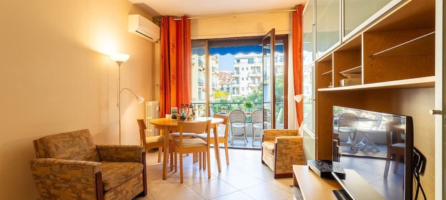 LE FRANCE-MASSENET AP3015 by RIVIERA HOLIDAY HOMES in Niza