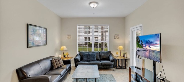 WOW Near all Parks. Walk to Dining. Next to OCCC. & Epic. Ground Floor in Orlando