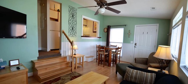Isle of Palms One Bedroom Condo 1/2 block Front Beach fun in Isle of Palms
