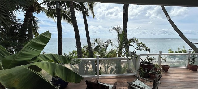 Beachfront South Shore Retreat with Stunning Ocean View Deck, Surf Near Waikiki in Honolulu