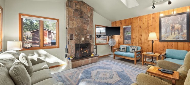Spacious 1-bedroom cabin with king bed in Estes Park close to RMNP! in Estes Park