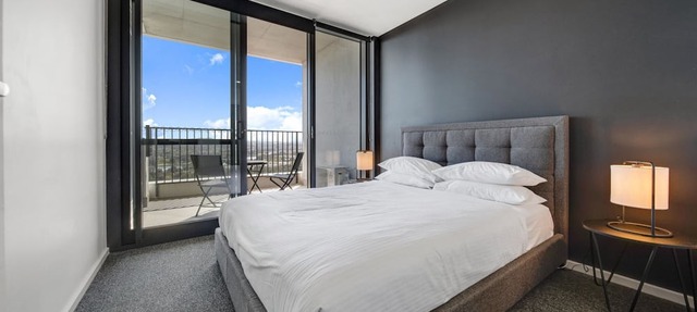 Chic 1-Bed with Stunning Lake View & Indoor Pool in Belconnen