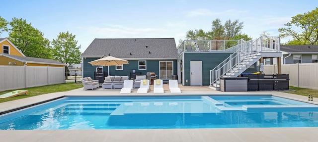 Lambeau View 🏈 | Pool · Spa 💦 | Rooftop · Fire Table 🔥 | Entertainment Room 🎉 in Green Bay