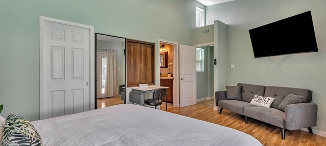 Tropical Bliss - Large Pool and Spa, Game Room, 12 min to dwntwn and King Beds! in San Diego