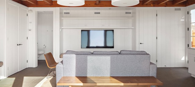 Chilmark 1-bedroom Bunk house, WiFi, AC. Private Beach, Pets. No kitchen in Chilmark