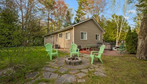 Whitecaps Near Beach AC Hot Tub Pets in Sauble Beach